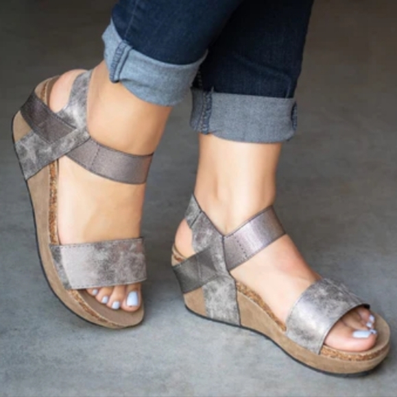Pierre Dumas Shoes - ✨️Host Pick✨️ Pierre Dumas wedge sandals